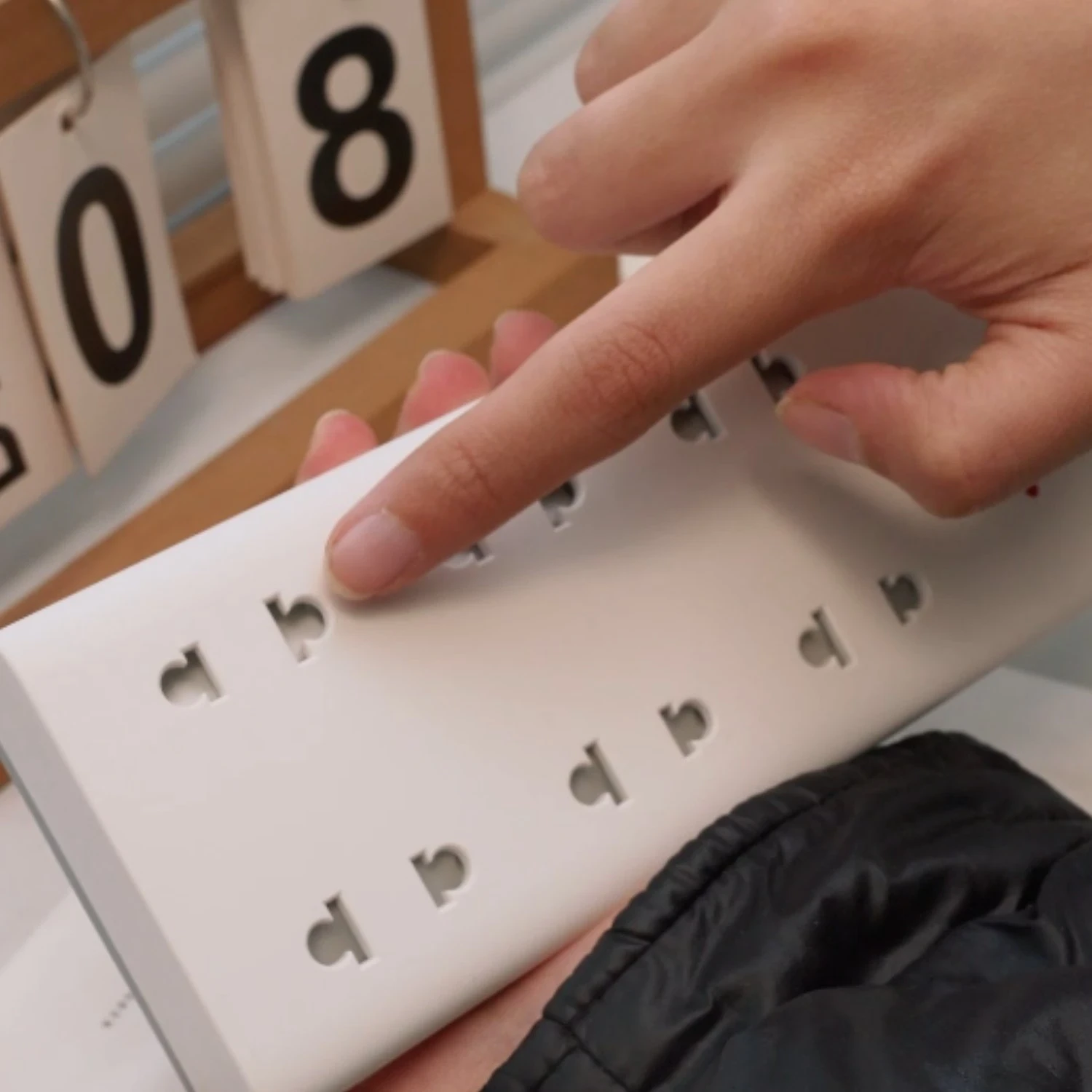 o-cam-dien-huntkey-chong-giat-chong-chay-6-o-1-cong-tac-cong-suat-2500w (6)-1768533342.webp